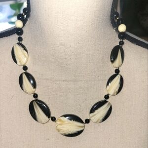 Beautiful Vintage Marbled Lucite Disc Necklace. Excellen Condition